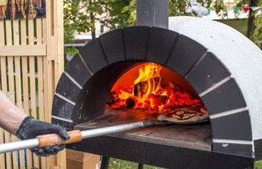 Moscow, Rusya Federasyonu - 29 Temmuz 2018: Aşçı Hermitage Moskova Grand Italia Fest Festivali İtalya bir bahçede Pizza'da pişiren