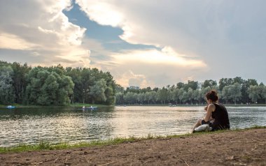 Moskova, Rusya - 28 Temmuz 2018: İnsanlar üzerinde bir su birikintisi bir sıcak yaz gününde Izmaylovsky Park'ta kayıkla gezmek