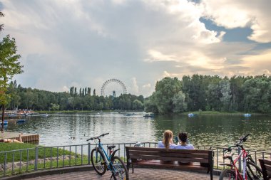 Moskova, Rusya - 28 Temmuz 2018: İnsanlar üzerinde bir su birikintisi bir sıcak yaz gününde Izmaylovsky Park'ta kayıkla gezmek