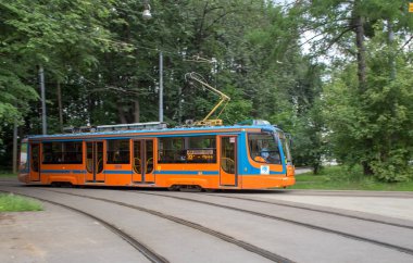 Moskova, Rusya - 28 Temmuz 2018: İnsanlar Şehir Parkı içinde tramvayla gitmek