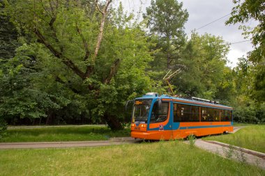 Moskova, Rusya - 28 Temmuz 2018: İnsanlar Şehir Parkı içinde tramvayla gitmek
