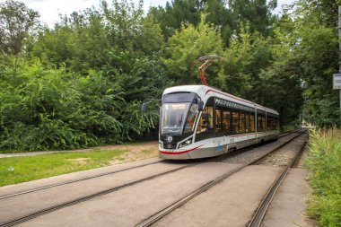 Moskova, Rusya - 28 Temmuz 2018: İnsanlar Şehir Parkı içinde tramvayla gitmek