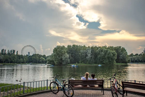 俄罗斯莫斯科 2018年7月28日 Izmaylovsky 公园炎热的夏日 人们在池塘上划船 — 图库照片