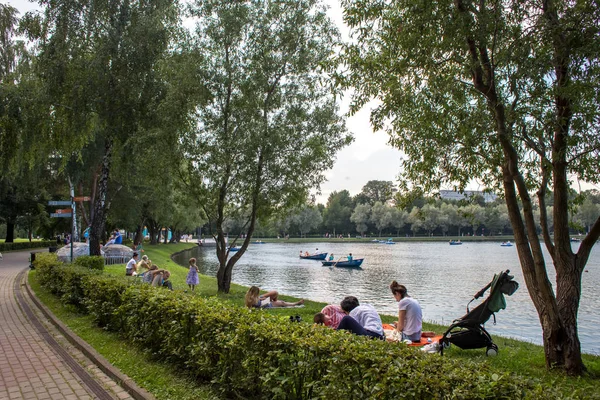 Mosca Russia Luglio 2018 Gente Barca Uno Stagno Una Calda — Foto Stock