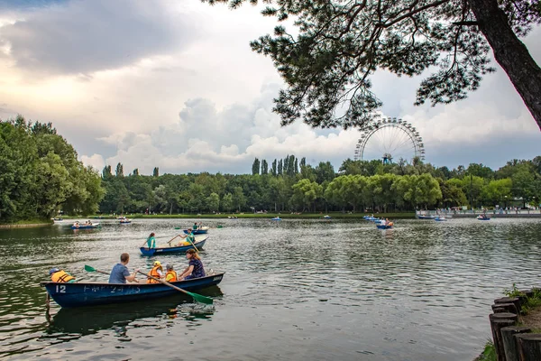 Moscow Russia July 2018 People Boating Pond Hot Summer Day — Stock Photo, Image