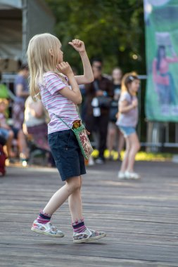 park Krasnaya Presnya üçüncü Endonezya Festivali'nde ana sahnede aktörlerin konuşma