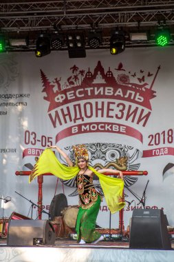 park Krasnaya Presnya üçüncü Endonezya Festivali'nde ana sahnede aktörlerin konuşma
