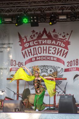 park Krasnaya Presnya üçüncü Endonezya Festivali'nde ana sahnede aktörlerin konuşma