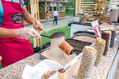 Moskova, Rusya - 03 Ağustos 2018: Fırıncı Krasnaya Presnya parkında Endonezya üçüncü Festivali'nde tatlı bir gıda Krutish yok