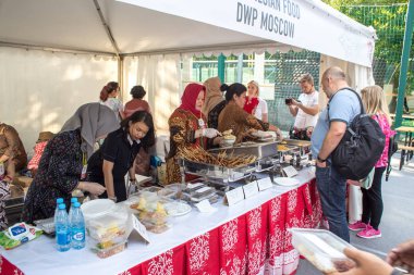 Moskova, Rusya - 03 Ağustos 2018: Krasnaya Presnya parkında üçüncü Endonezya Festivali'nde insanlar