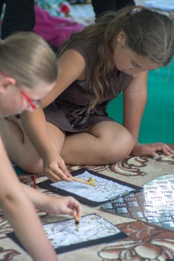 Moskova, Rusya - 03 Ağustos, bir 2018:master-çocuk ve yetişkinler, parkta Krasnaya Presnya üçüncü Festivali Endonezya için sınıf
