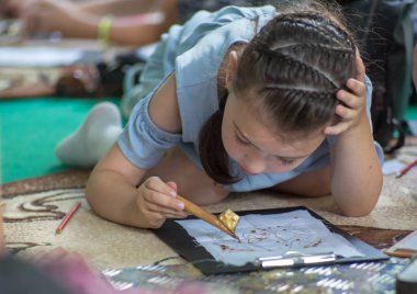 Moskova, Rusya - 03 Ağustos, bir 2018:master-çocuk ve yetişkinler, parkta Krasnaya Presnya üçüncü Festivali Endonezya için sınıf