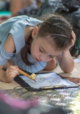 Moskova, Rusya - 03 Ağustos, bir 2018:master-çocuk ve yetişkinler, parkta Krasnaya Presnya üçüncü Festivali Endonezya için sınıf