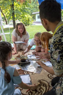 Moskova, Rusya - 03 Ağustos, bir 2018:master-çocuk ve yetişkinler, parkta Krasnaya Presnya üçüncü Festivali Endonezya için sınıf