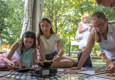 Moskova, Rusya - 03 Ağustos, bir 2018:master-çocuk ve yetişkinler, parkta Krasnaya Presnya üçüncü Festivali Endonezya için sınıf