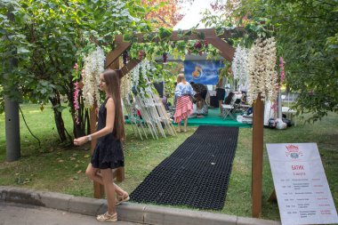 Moskova, Rusya - 03 Ağustos, bir 2018:master-çocuk ve yetişkinler, parkta Krasnaya Presnya üçüncü Festivali Endonezya için sınıf