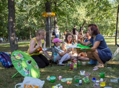 Moskova, Rusya - 03 Ağustos, bir 2018:master-çocuk ve yetişkinler, parkta Krasnaya Presnya üçüncü Festivali Endonezya için sınıf