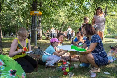Moskova, Rusya - 03 Ağustos, bir 2018:master-çocuk ve yetişkinler, parkta Krasnaya Presnya üçüncü Festivali Endonezya için sınıf