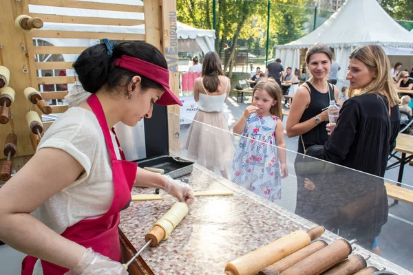 莫斯科 俄罗斯 2018年8月3日 面包师在克拉斯纳亚普雷斯尼亚公园举行的第三届印尼节上做甜食克鲁蒂什 — 图库照片