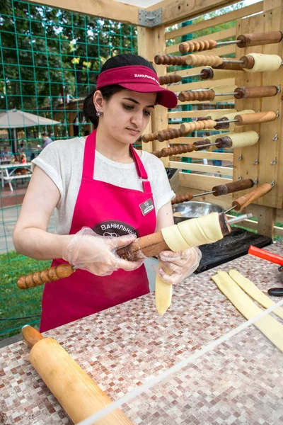 Moscou Russie Août 2018 Boulanger Fait Une Cuisine Sucrée Krutish — Photo