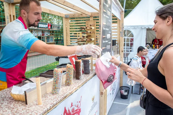 Moscou Russie Août 2018 Boulanger Fait Une Cuisine Sucrée Krutish — Photo