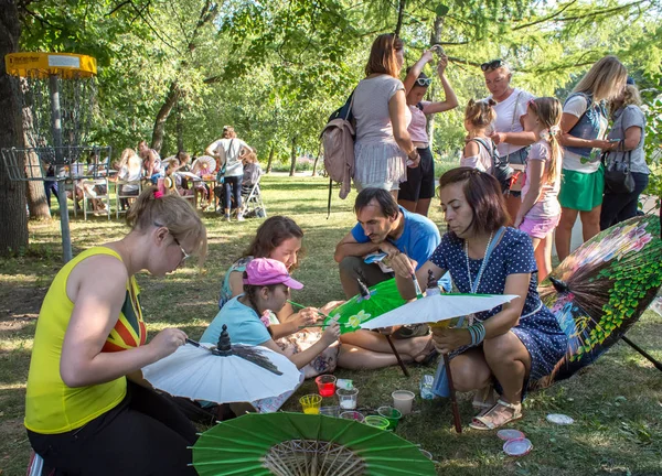 Moskova, Rusya - 03 Ağustos, bir 2018:master-çocuk ve yetişkinler, parkta Krasnaya Presnya üçüncü Festivali Endonezya için sınıf