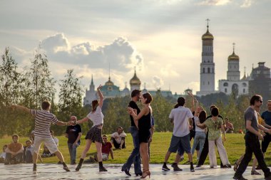 Moskova, Rusya - 04 Ağustos 2018: Tango Zaryadie Park sahnede dans