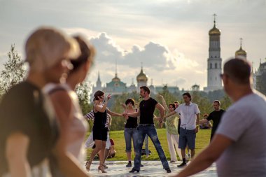 Moskova, Rusya - 04 Ağustos 2018: Tango Zaryadie Park sahnede dans