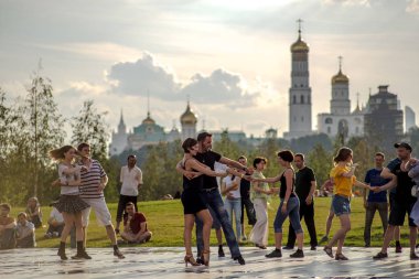 Moskova, Rusya - 04 Ağustos 2018: Tango Zaryadie Park sahnede dans
