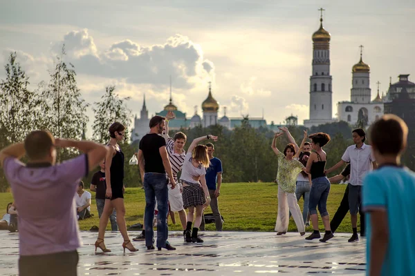 Zaryadie 公園のステージでタンゴを踊るモスクワ ロシア 2018 — ストック写真