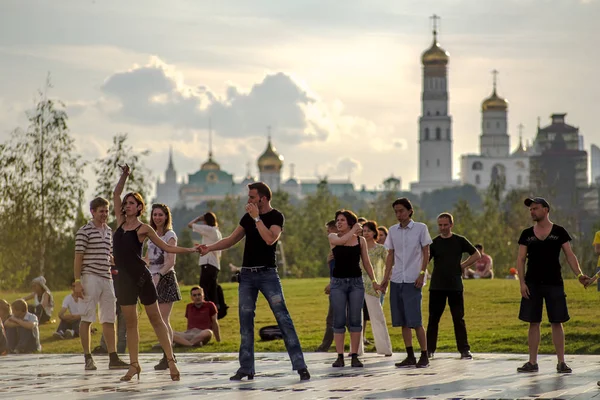 Moskova Rusya Ağustos 2018 Tango Zaryadie Park Sahnede Dans — Stok fotoğraf