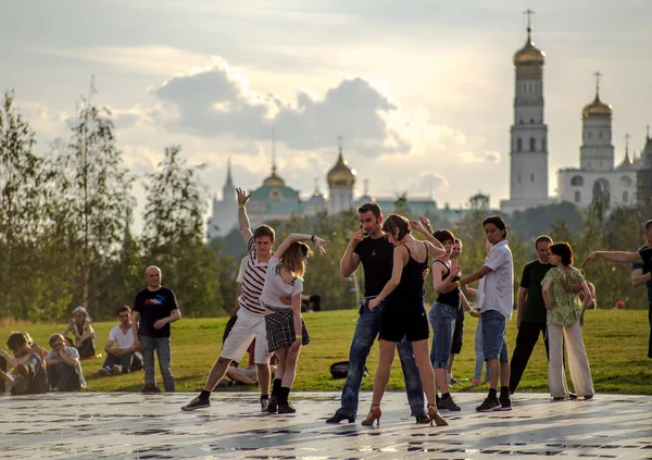 Москва Россия Августа 2018 Года Люди Танцуют Танго Сцене Парка — стоковое фото