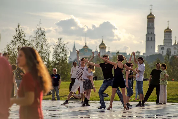 Moscú Rusia Agosto 2018 Gente Baila Tango Escenario Del Parque — Foto de Stock
