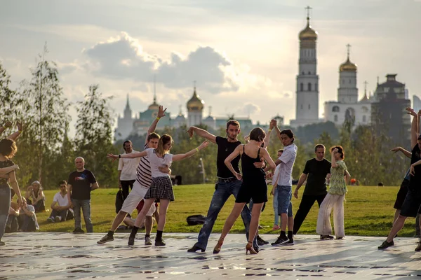 Moscou Rússia Agosto 2018 Pessoas Dançam Tango Palco Zaryadie Park — Fotografia de Stock