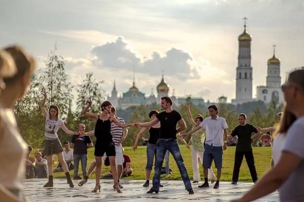 Москва Россия Августа 2018 Года Люди Танцуют Танго Сцене Парка — стоковое фото