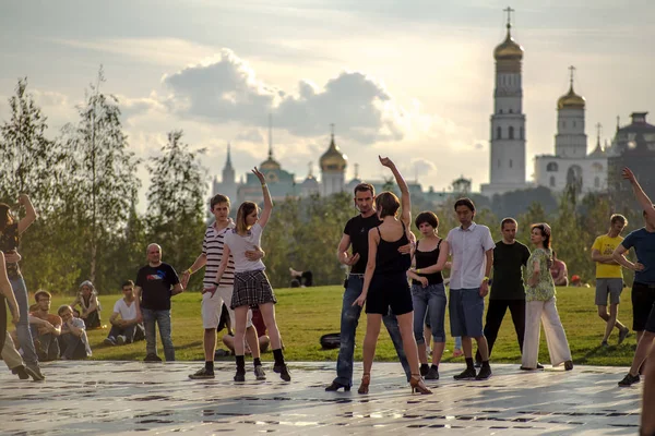 Zaryadie 公園のステージでタンゴを踊るモスクワ ロシア 2018 — ストック写真