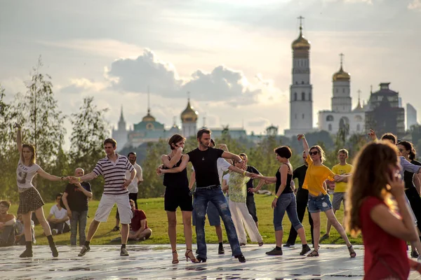 Москва Россия Августа 2018 Года Люди Танцуют Танго Сцене Парка — стоковое фото