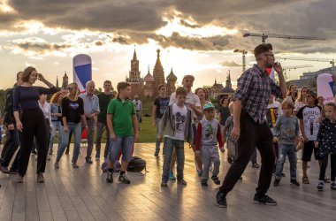 Moskova, Rusya - 08 Ağustos 2018: rock-n-roll dansları sınıf Zaryadye Park ana sahnede usta