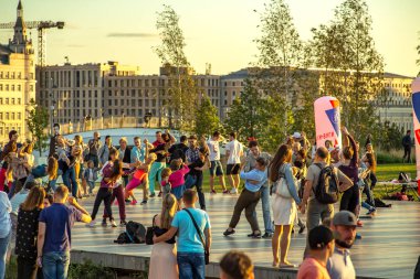 Moskova, Rusya - 08 Ağustos 2018: rock-n-roll dansları sınıf Zaryadye Park ana sahnede usta