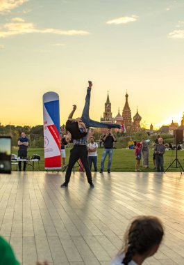 Moskova, Rusya - 08 Ağustos 2018: rock-n-roll dansları sınıf Zaryadye Park ana sahnede usta