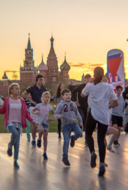 Moskova, Rusya - 08 Ağustos 2018: rock-n-roll dansları sınıf Zaryadye Park ana sahnede usta