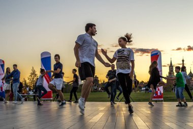 Moskova, Rusya - 08 Ağustos 2018: rock-n-roll dansları sınıf Zaryadye Park ana sahnede usta