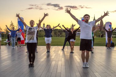 Moskova, Rusya - 08 Ağustos 2018: rock-n-roll dansları sınıf Zaryadye Park ana sahnede usta