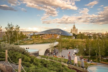 Moskova, Rusya - 08 Ağustos 2018: İnsanlar yaz akşam parkta Zariadye sıcak.