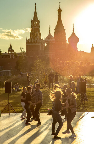 Москва, Россия - 08 августа 2018 года: Мастер-класс по рок-н-ролльным танцам на главной сцене парка "Зарядье"
