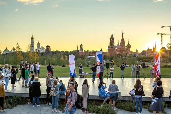 モスクワ ロシア 2018 マスター Zaryadye 公園のメイン ステージでロック はロールのダンスのクラス — ストック写真