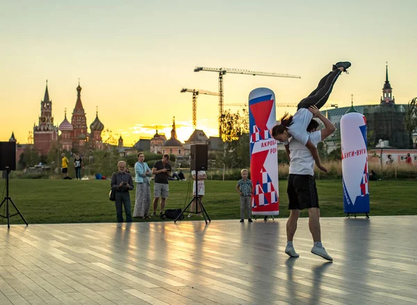 モスクワ ロシア 2018 マスター Zaryadye 公園のメイン ステージでロック はロールのダンスのクラス — ストック写真