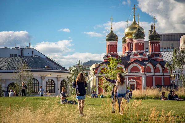 Moskva Ryssland Augusti 2018 Människor Varm Sommarkväll Parken Zariadye — Stockfoto