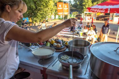 Moskova, Rusya - 10 Ağustos 2018: Bir mutfak ana sınıfından bir Festivali'nde Türk aşçı parkta Krasnaya Presnya Türkiye'nin