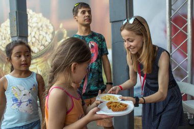 Moskova, Rusya - 10 Ağustos 2018: Bir mutfak ana sınıfından bir Festivali'nde Türk aşçı parkta Krasnaya Presnya Türkiye'nin